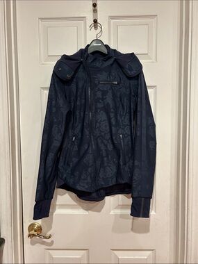 lululemon athletica Women’s Floral-Print Navy Jacket